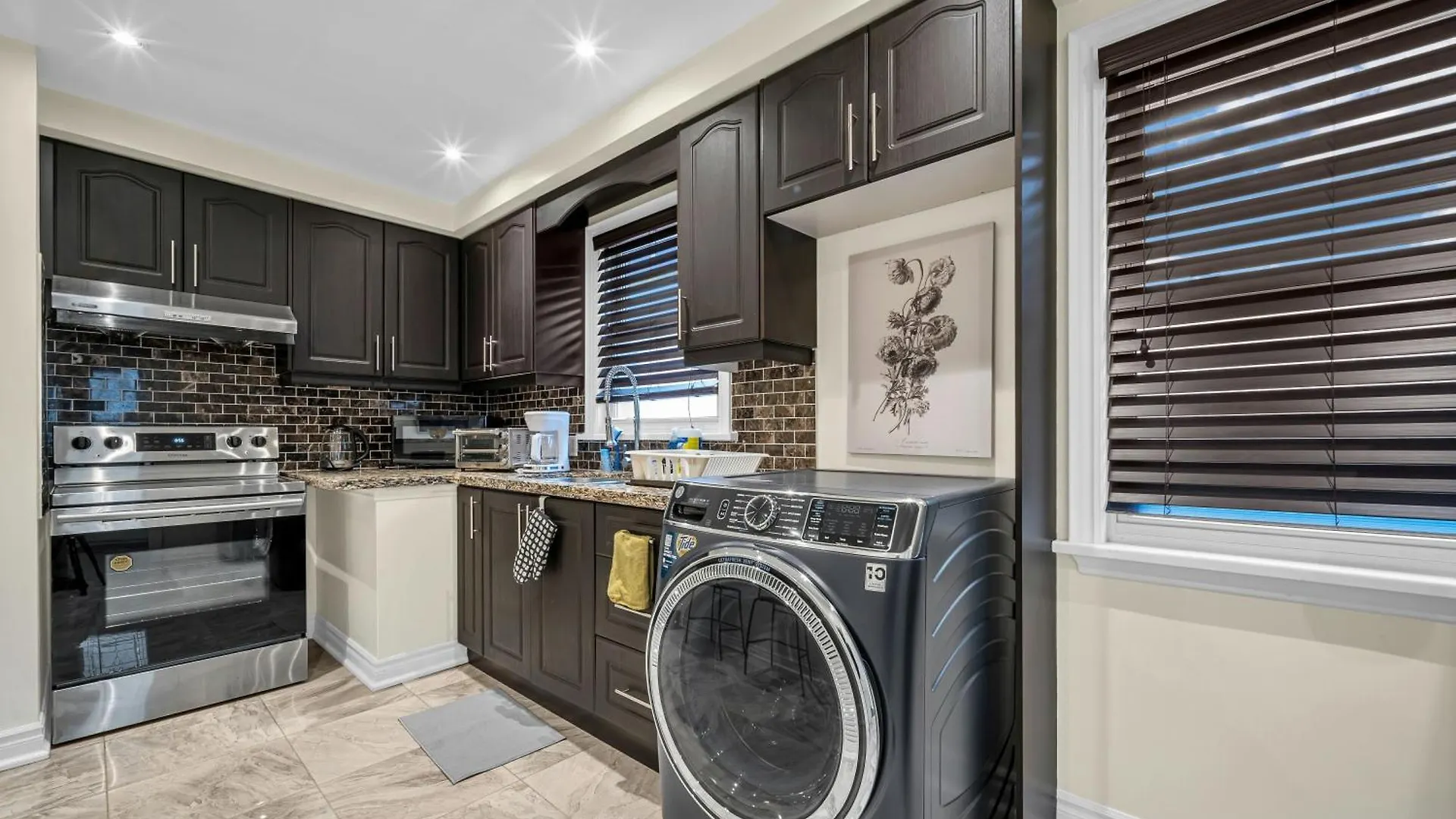 Apartmán Luxury Renovated House In Prime Location With Parking Toronto