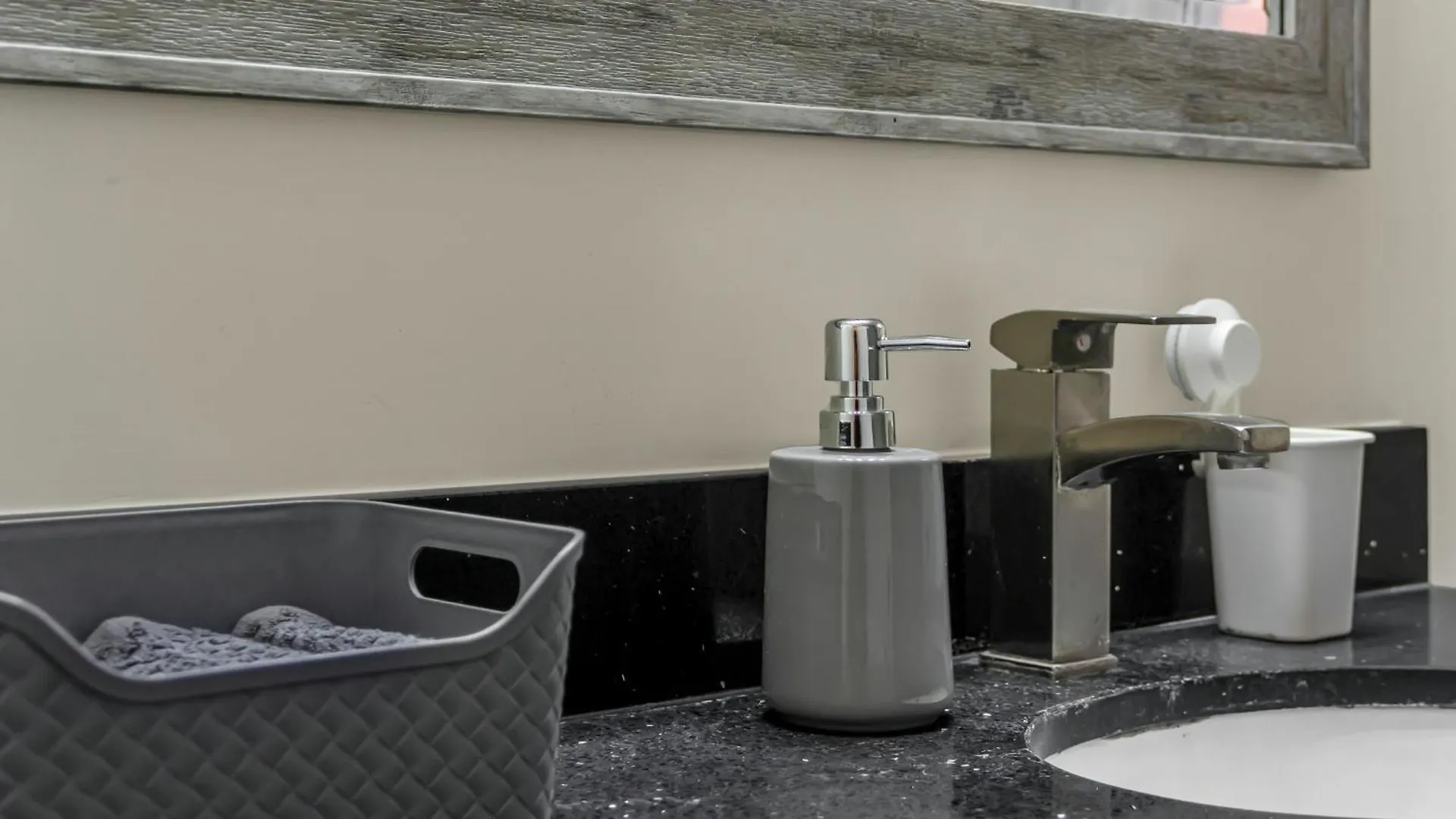 Apartmán Luxury Renovated House In Prime Location With Parking Toronto Kanada