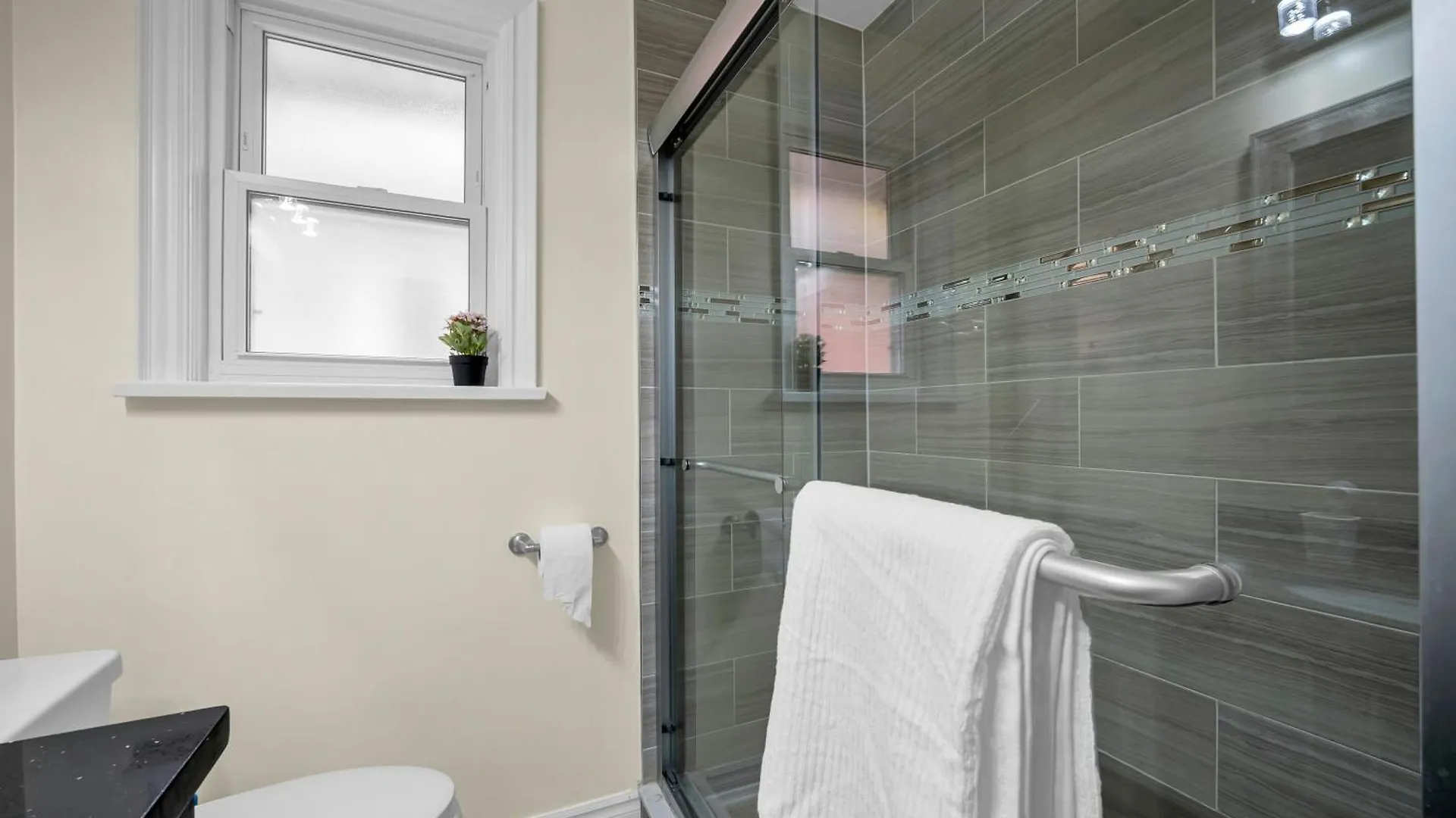 Apartmán Luxury Renovated House In Prime Location With Parking Toronto