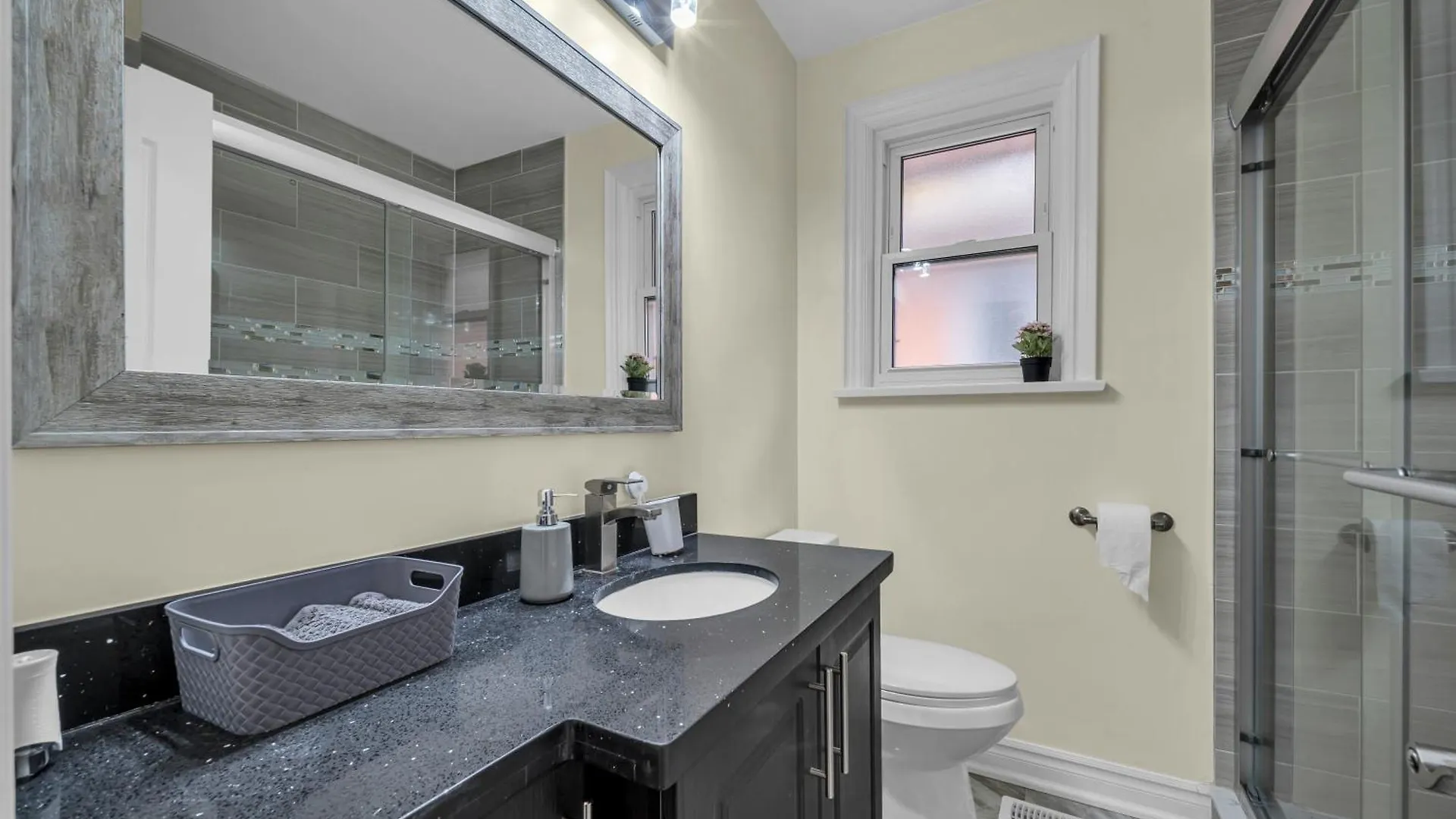 Apartmán Luxury Renovated House In Prime Location With Parking Toronto Kanada